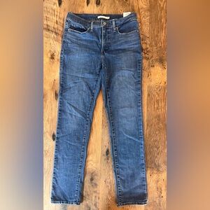 Levi’s Shaping Slim Blue Jeans